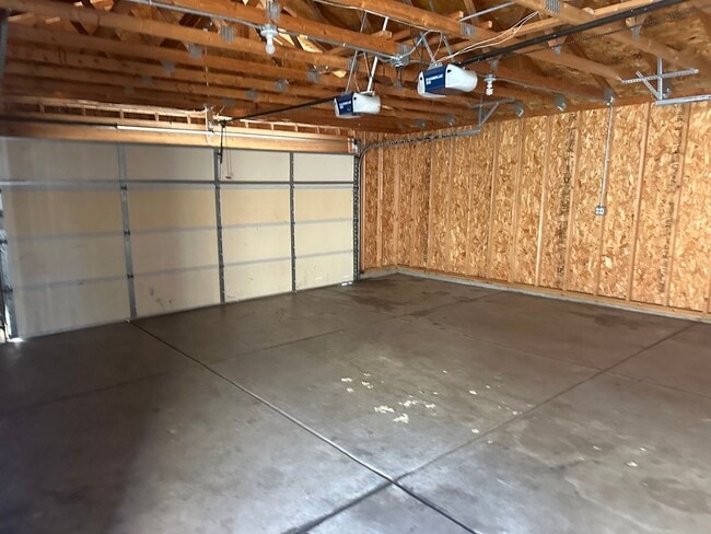 Building Photo - Spacious Home in the heart of Kenosha