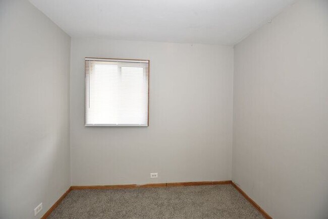 Building Photo - Mishawaka 3 bedroom ranch with large family room and fenced yard
