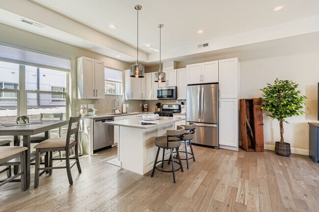 Building Photo - 5372 Allison St