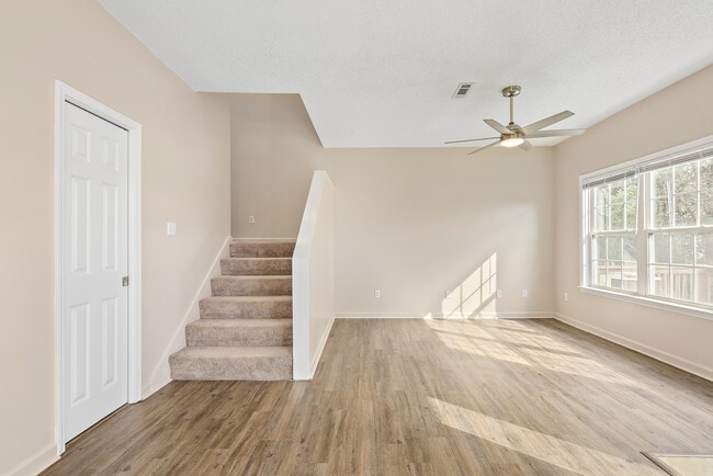 Building Photo - 33 Courtyard Way