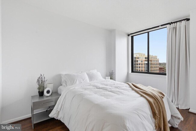 Building Photo - 851 N Glebe Rd