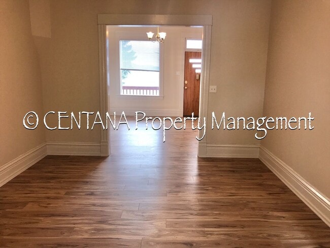 Building Photo - 731-733 Zarelda