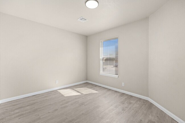 Building Photo - Fully Renovated 3 Bedroom Duplex in the heart of Broken Arrow