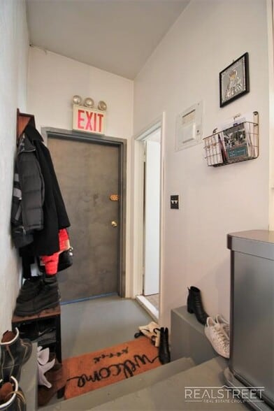 Building Photo - Spacious Studio LOFT in Williamsburg!