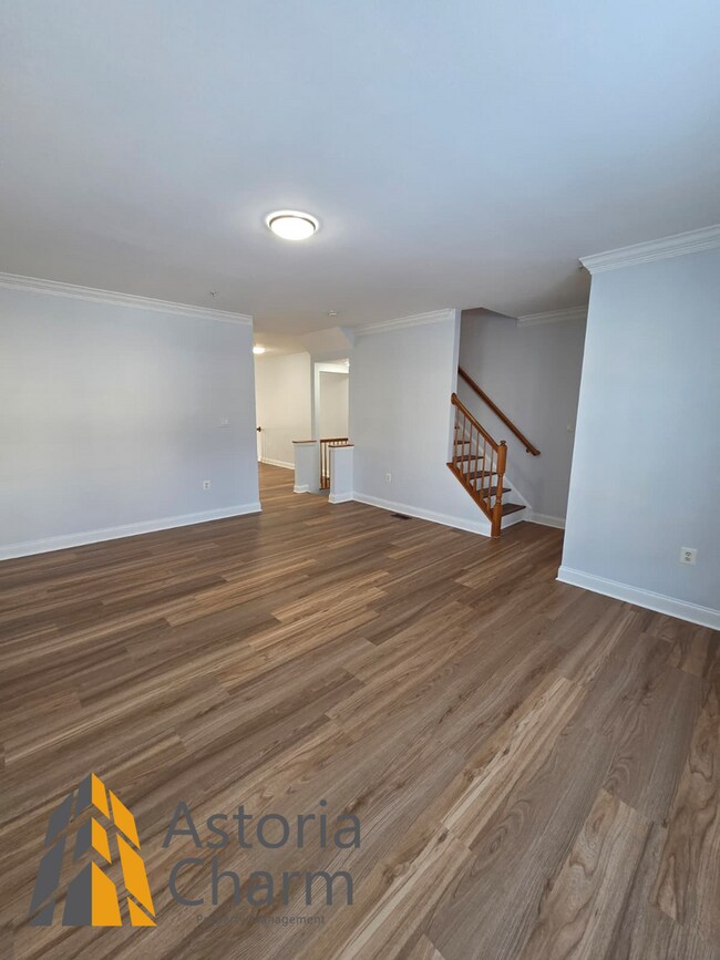 Building Photo - 3 Bedroom 3 Level Home with Garage and Flexible Layout