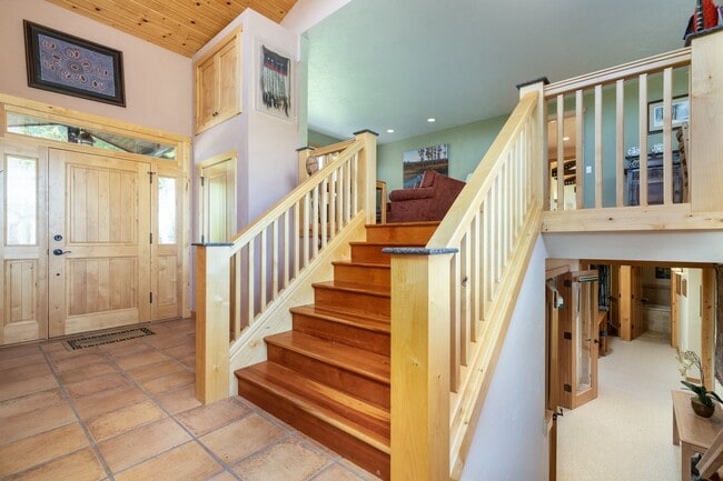 Building Photo - 8225 N Spring Gulch Rd