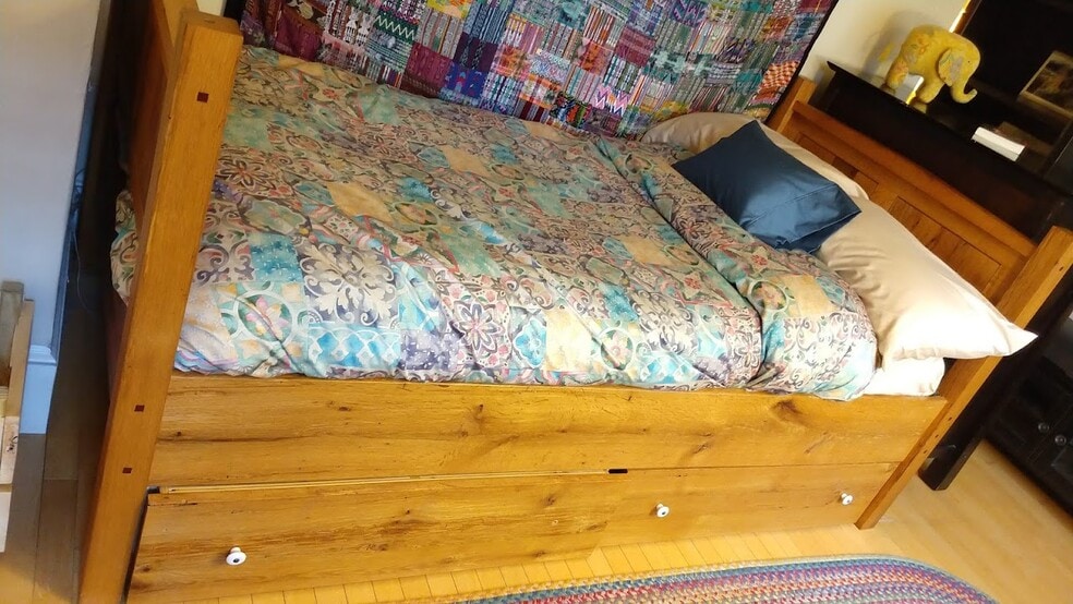 Building Photo - 325 Spring St