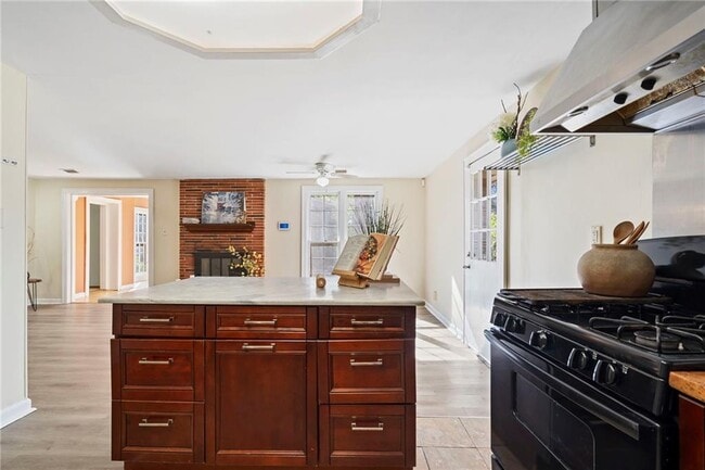 Building Photo - 2451 Warwick Cir NE