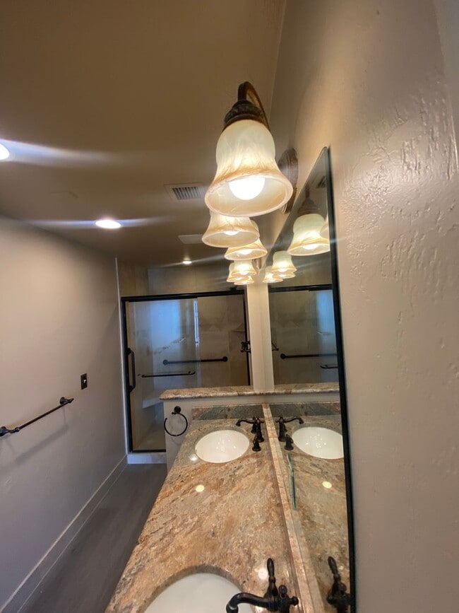 Building Photo - Class and Style! 3 Bed, 2 Bath South Hill ...