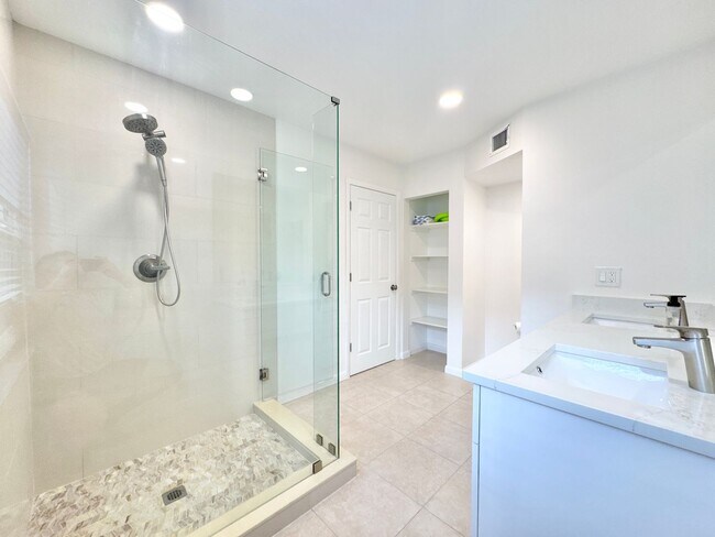 Building Photo - ** KINGS LAKE ** 2 BED / 2 BATH - CONDO - ...