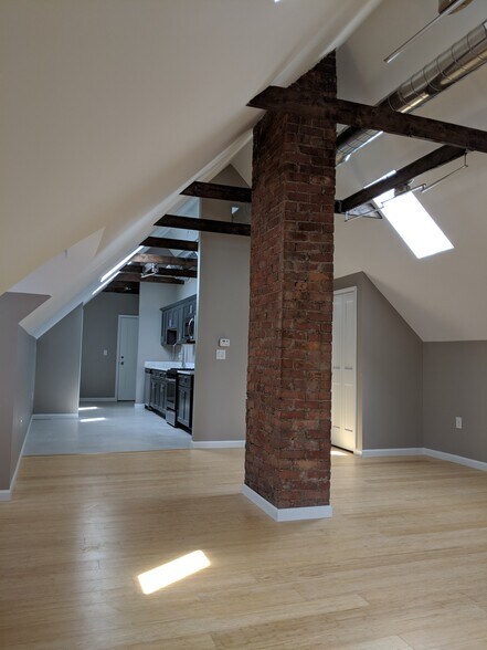 Building Photo - 4836 Commonwealth St