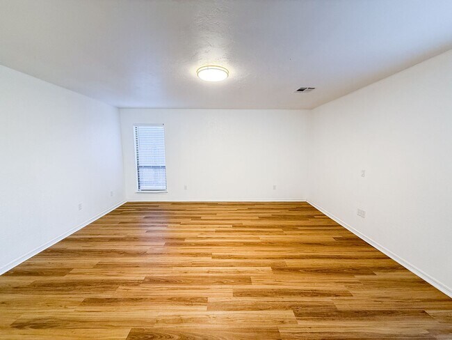 Building Photo - Beautifully Updated 4 Bedroom 2 Bathroom i...