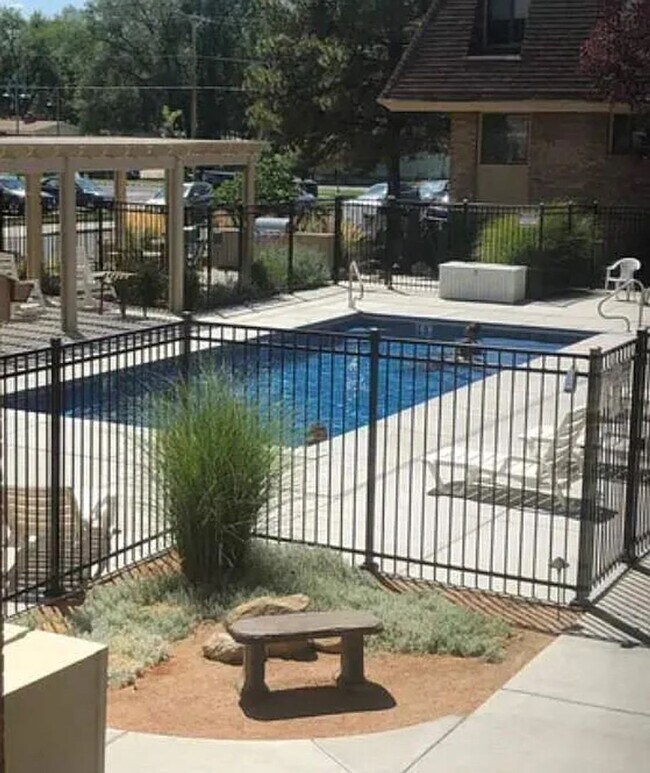 Building Photo - Updated Condo with outdoor Pool  ***Next t...