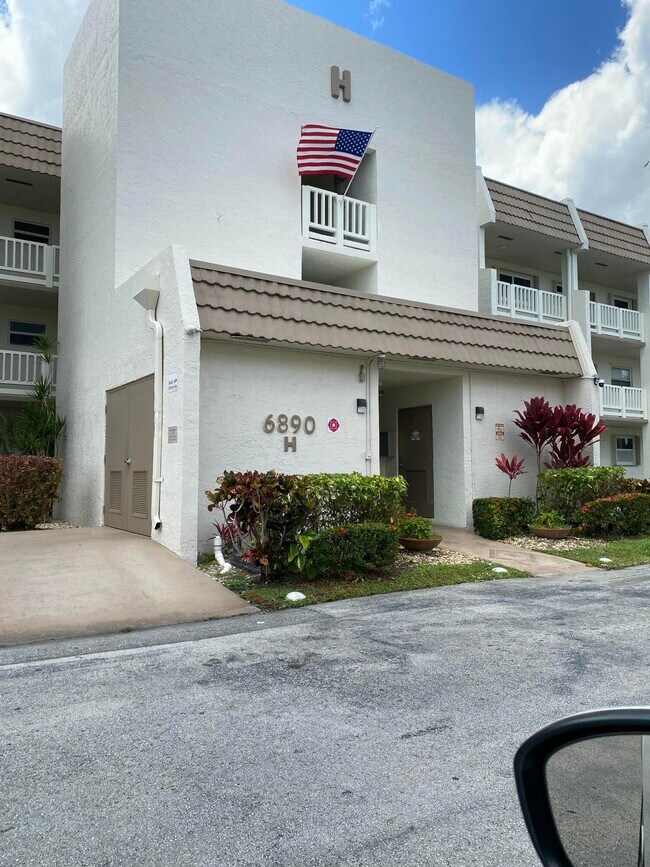 Building Photo - 6890 Royal Palm Blvd