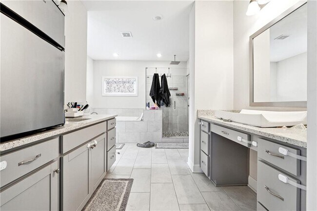 Building Photo - 805 Miranda Ter