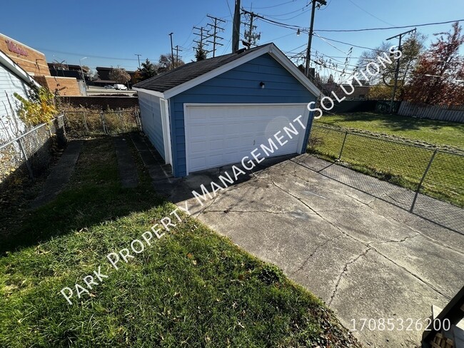 Building Photo - Oak Lawn - 3 Bedroom Single Family Home