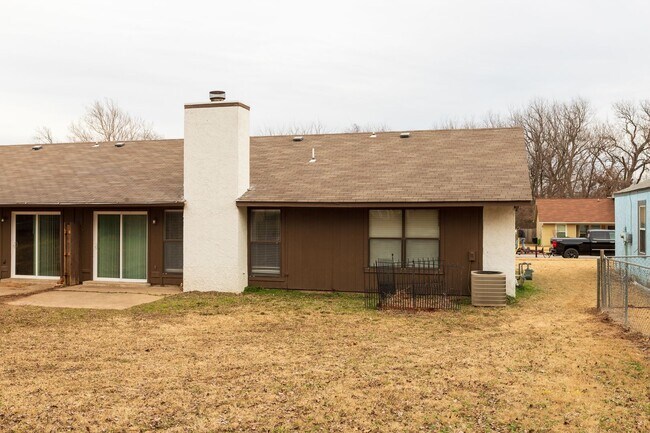 Building Photo - 4902 S Gum Ave