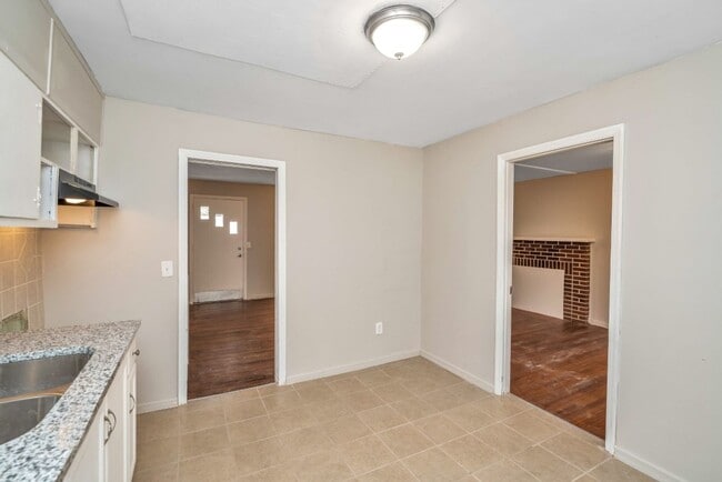 Building Photo - Don’t Miss This Beautifully Renovated Home...