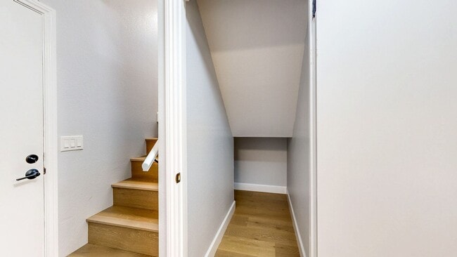 Building Photo - Cozy 2 Bedroom 1.5 Bath with Private Yard and Two Car Garage !