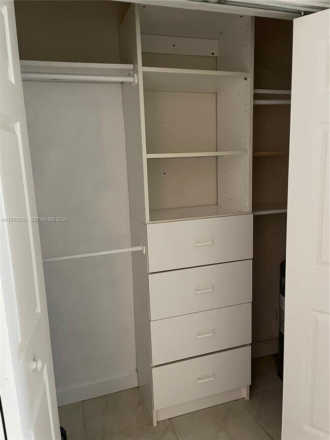 Building Photo - 2607 NE 8th Ave