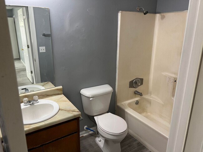 Building Photo - RATE DROP ALERT (was $1750/month) and MOVE IN SPECIAL: 50% OFF 1ST FULL MONTH'S RENT!**