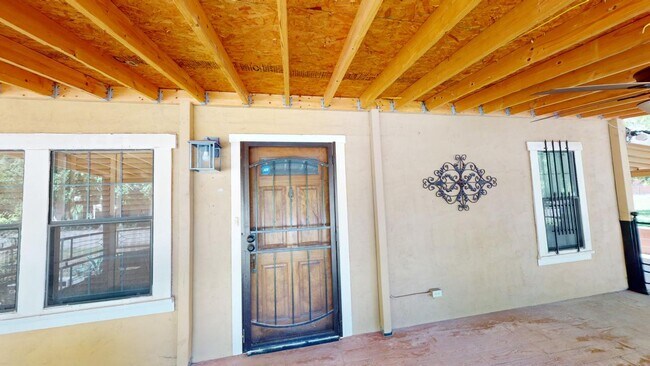 Building Photo - 605 Encino St