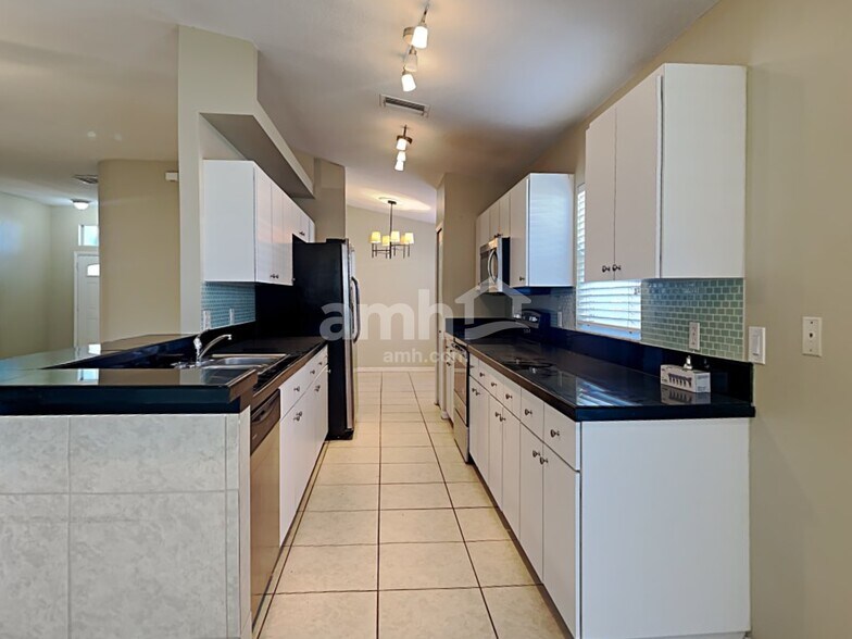 Building Photo - 1461 Lake Shore Ranch Dr