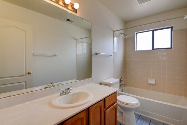 Building Photo - Amazing Three Bedroom in Heart of Rio Rancho!