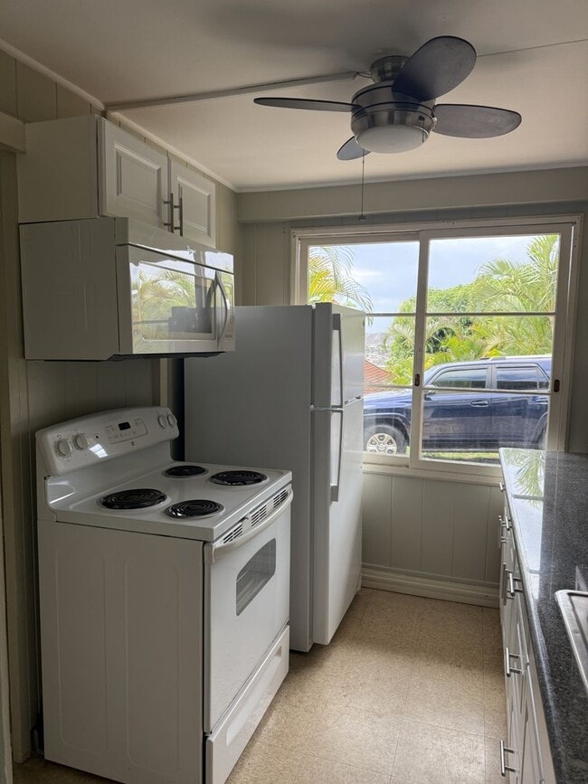 Building Photo - 2 bed 1 bath, 1 studio for $4,100.00/mo with beautiful view of Diamond Head. DONT MISS OUT!