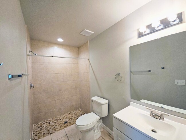 Building Photo - Like New  3 bedroom, 2bath 1 car garage