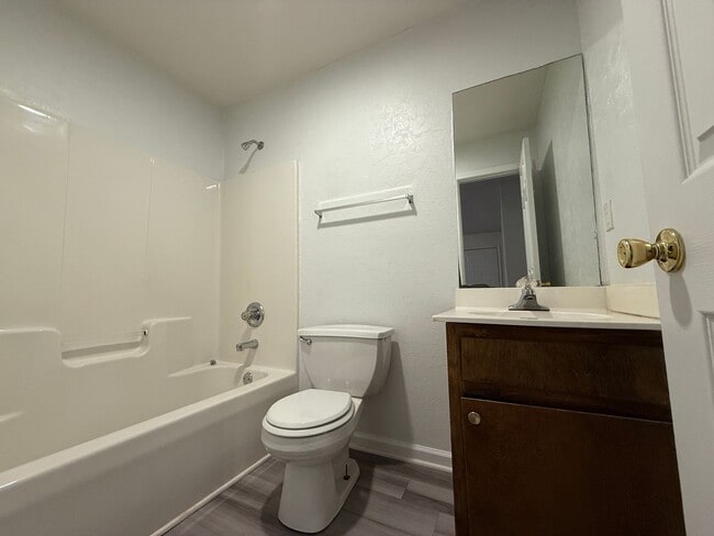 Building Photo - 1030/1032 Nash Ct