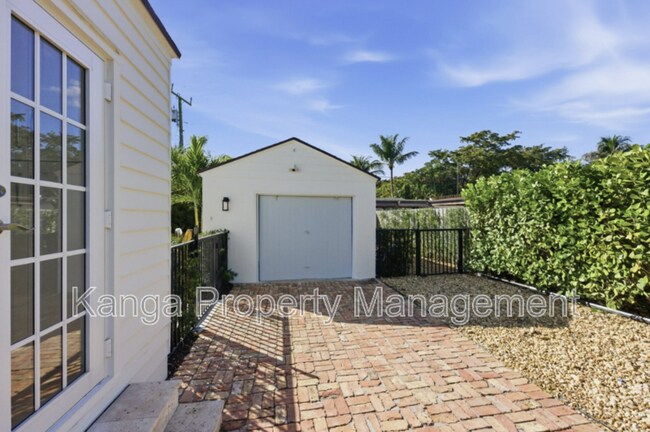 Building Photo - 236 Greymon Dr
