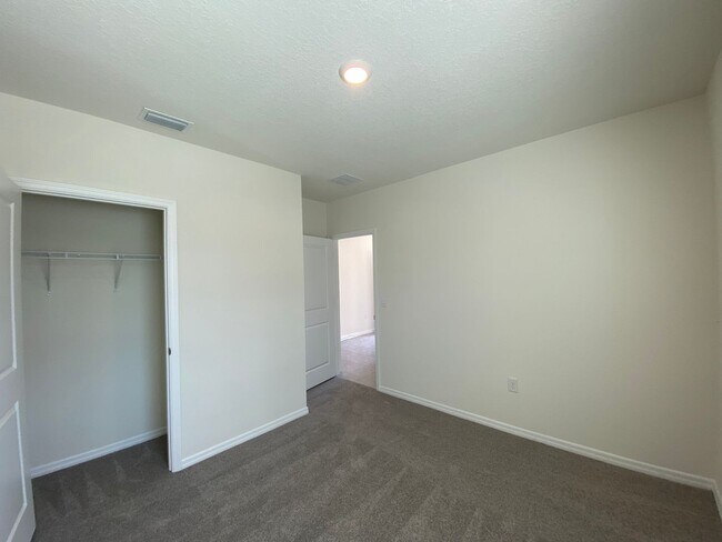Building Photo - Lake Diamond-North - 4/2/2 *Available Now*...