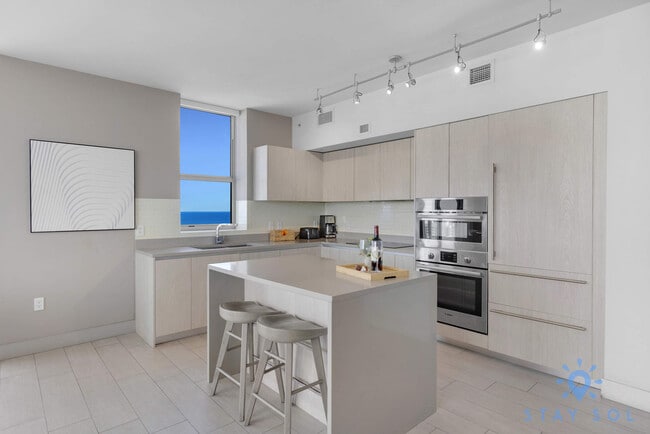 Building Photo - 4010 S Ocean Dr