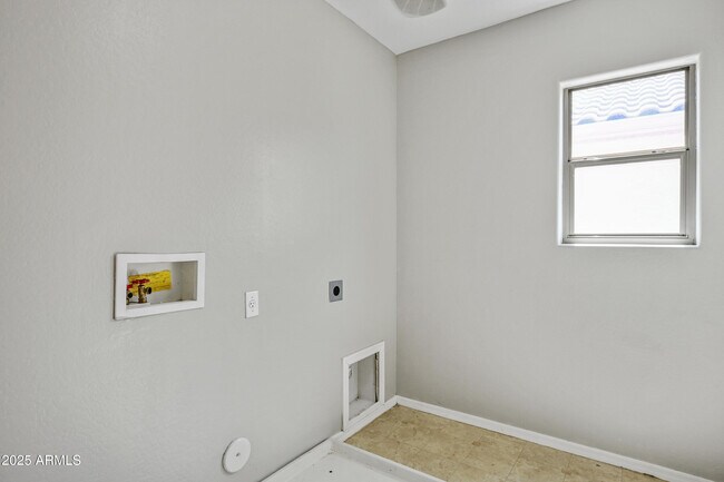 Building Photo - 7104 S 7th Ln