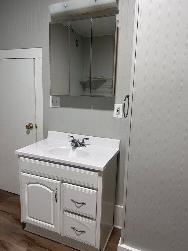 Building Photo - Recently Remodeled Home Close to Medical M...