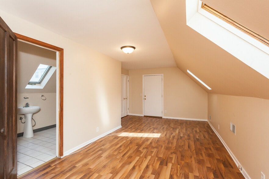 Building Photo - 2459 N Ashland Ave