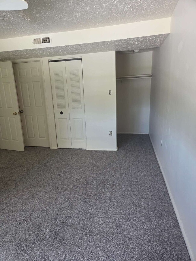 Building Photo - "3rd floor 2 BR Condo in Frederick - Your Cozy Retreat Awaits!"