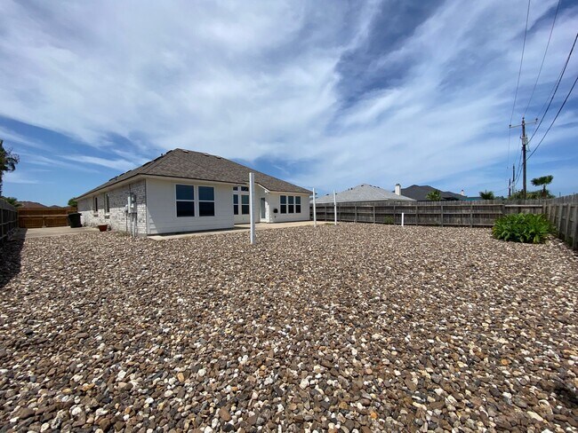 Building Photo - UPDATED 4 BEDROOM IN COQUINA BAY!