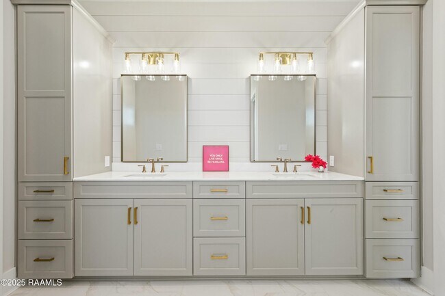 Building Photo - 109 Trailing Oaks Dr