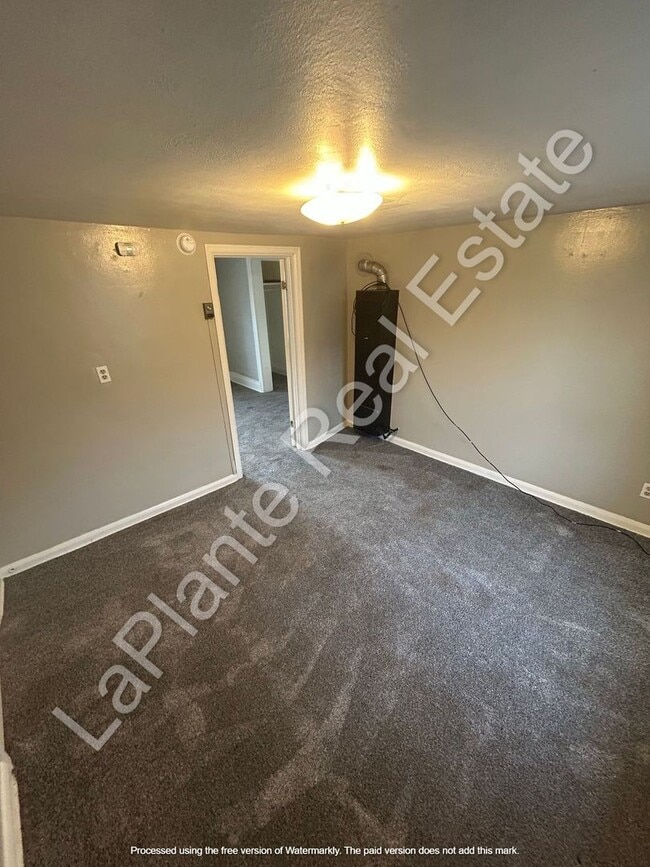 Building Photo - 3950 Woodhaven Dr