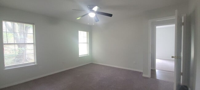 Building Photo - Beautiful 3 bedroom/2 bath with fireplace and huge covered back patio!