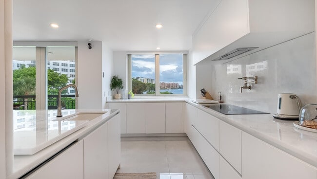 Building Photo - 901 E Camino Real