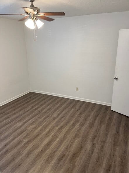Building Photo - 300 Apache Dr