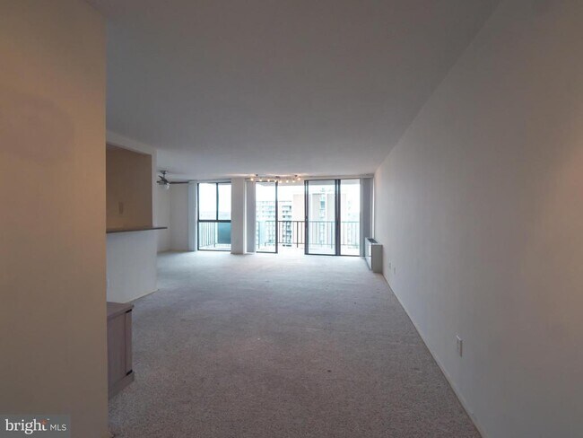 Building Photo - 6100 Westchester Park Dr
