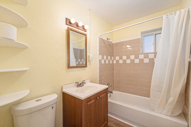 Building Photo - Beautifully remodeled 2 Bedroom home - Clo...