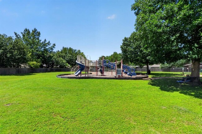 Building Photo - 300 N Carriage Hills Dr