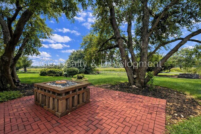 Building Photo - 882 Clarendon Ln