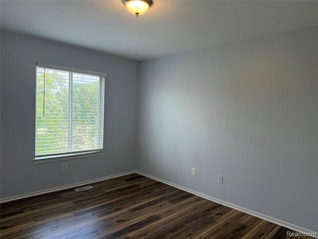 Building Photo - 1116 Lakeview Cir
