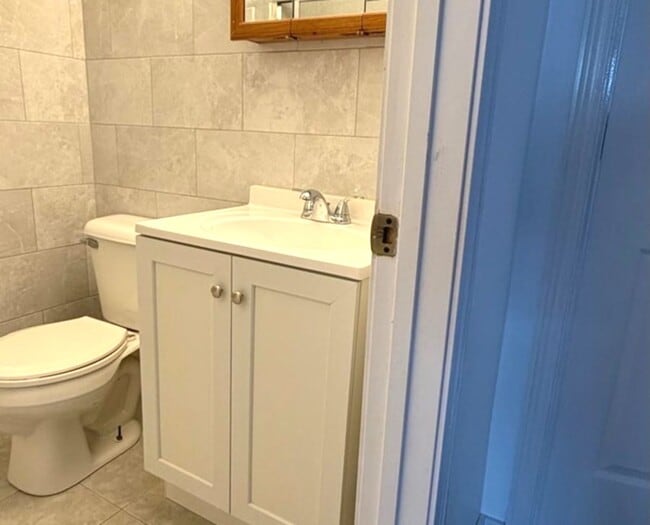 Building Photo - 1322 Fargo Ave